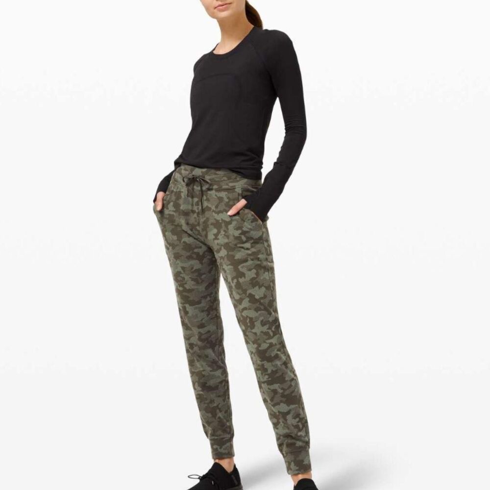 Lululemon Ready to Rulu Jogger 29" in Camo Olive Green - Size 6